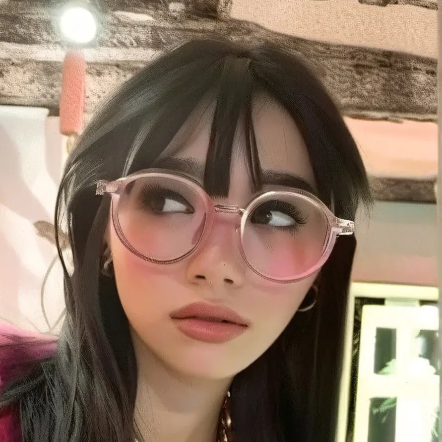 chat with ai character: Lvcy