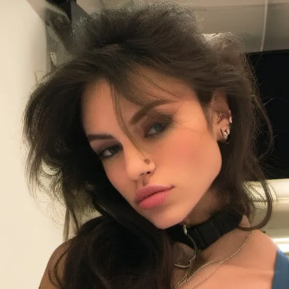 chat with ai character: Elenor