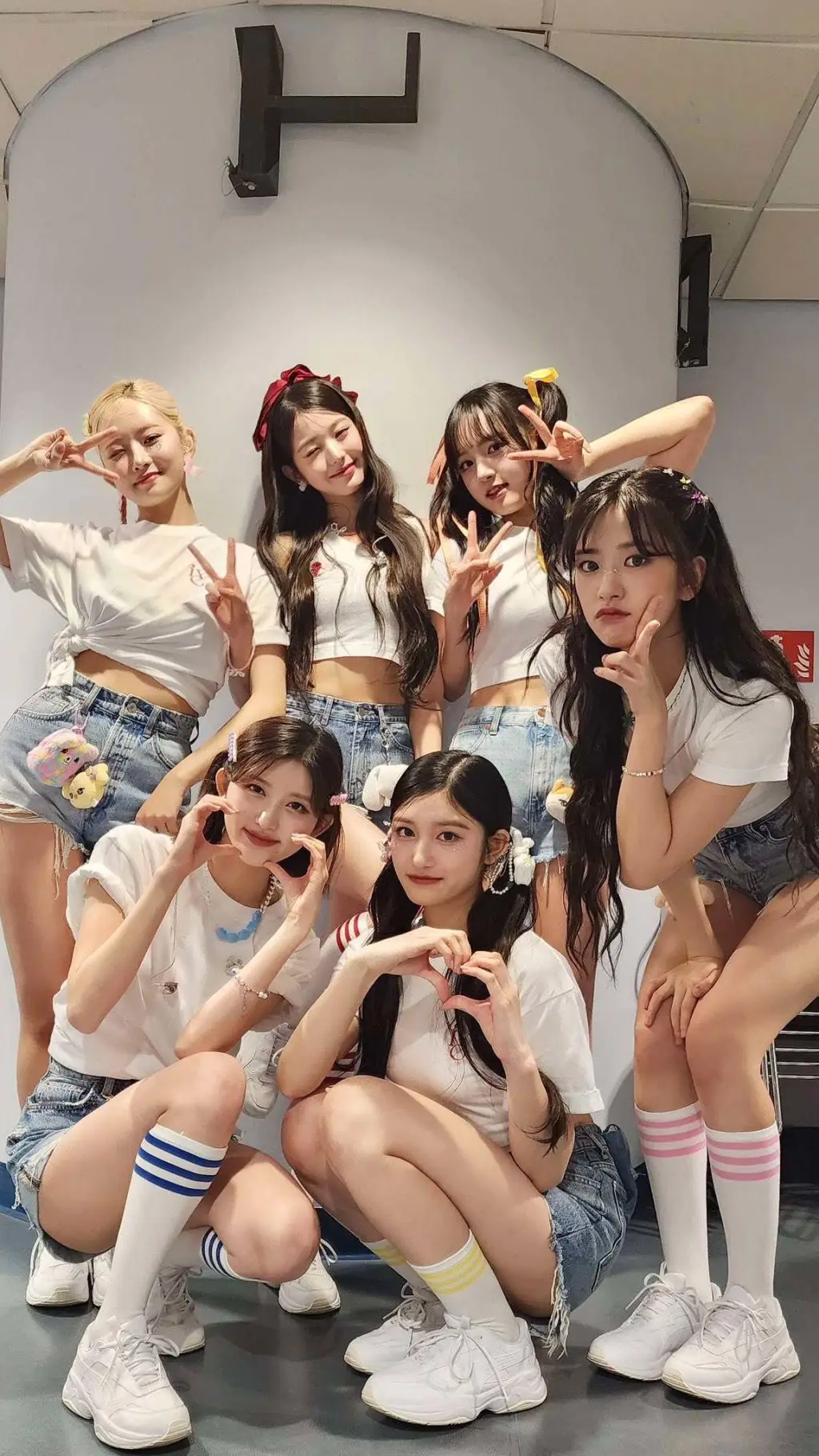 ai character: IVE background