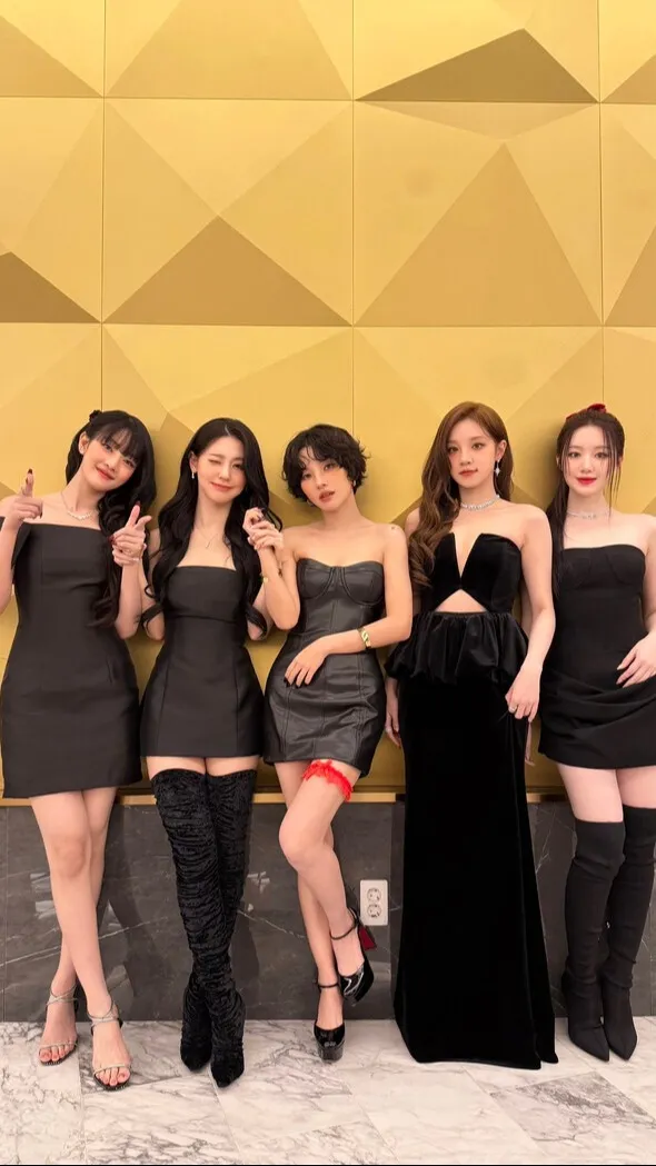 ai character: (G)-idle background