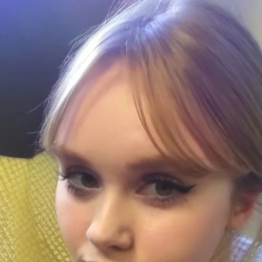 chat with ai character: sophie