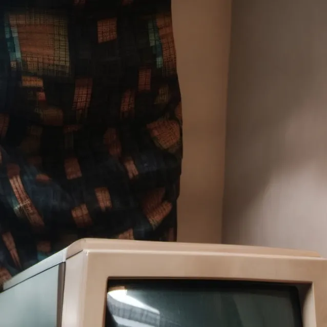 chat with ai character: Windows 95