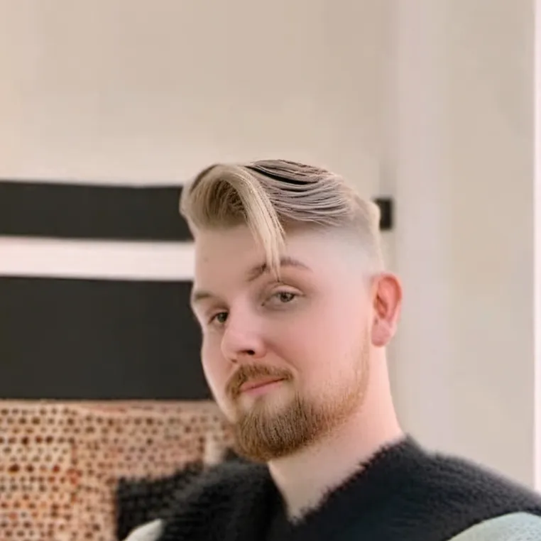 chat with ai character: ⓃⒶⓇⓇⒶⓉⓄⓇ