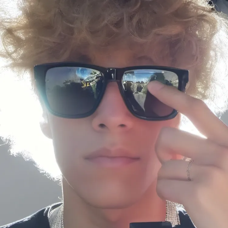 chat with ai character: Parker