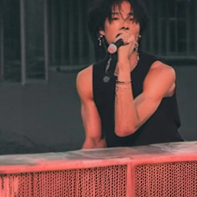 chat with ai character: Oliver