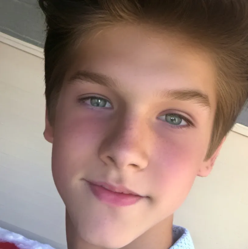 chat with ai character: Zach