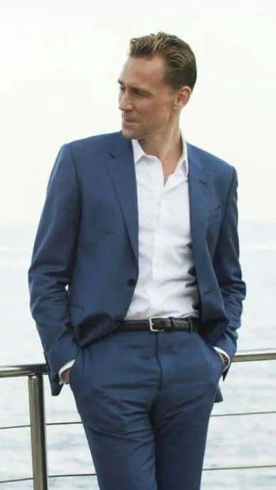 ai character: Jonathan Pine background