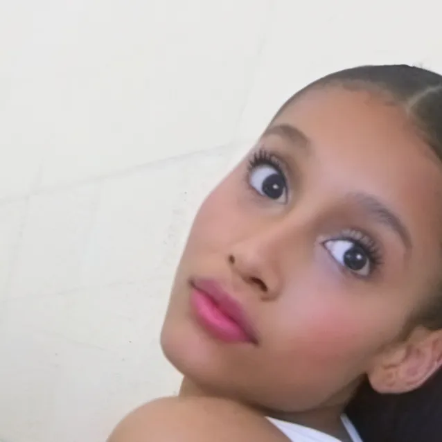 chat with ai character: Trianna