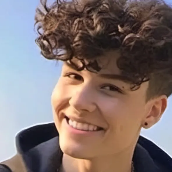 chat with ai character: Kris