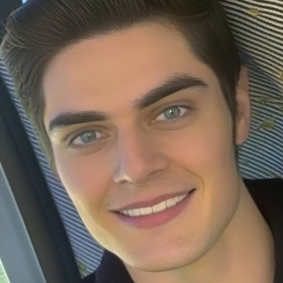 chat with ai character: Emilio Santoro 