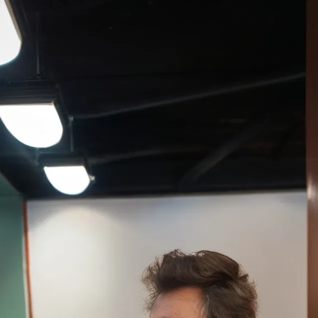 chat with ai character: mave