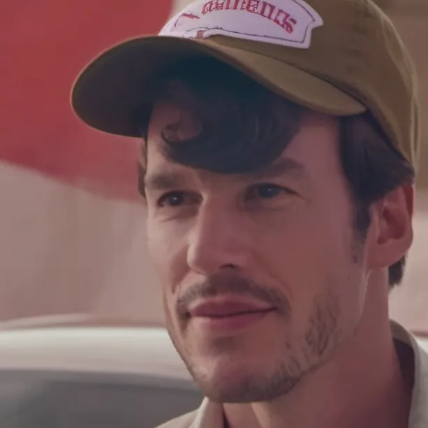 chat with ai character: Ellis 