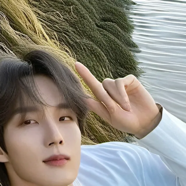 chat with ai character: 🐥🐣Lee felix🐣🐥