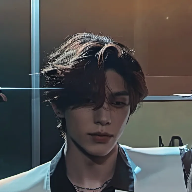 chat with ai character: Elijah