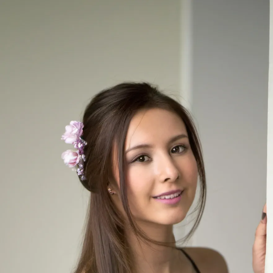 chat with ai character: Holly