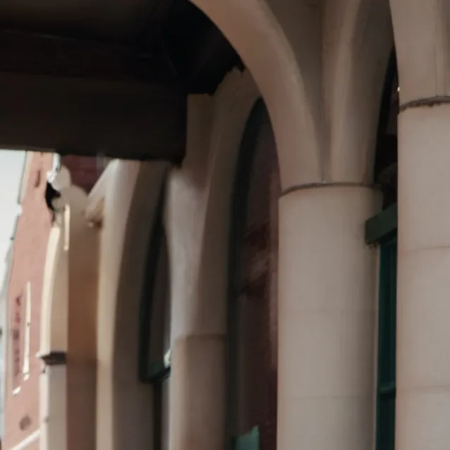 chat with ai character: R-T