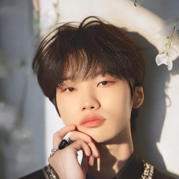 chat with ai character: Roku Lee