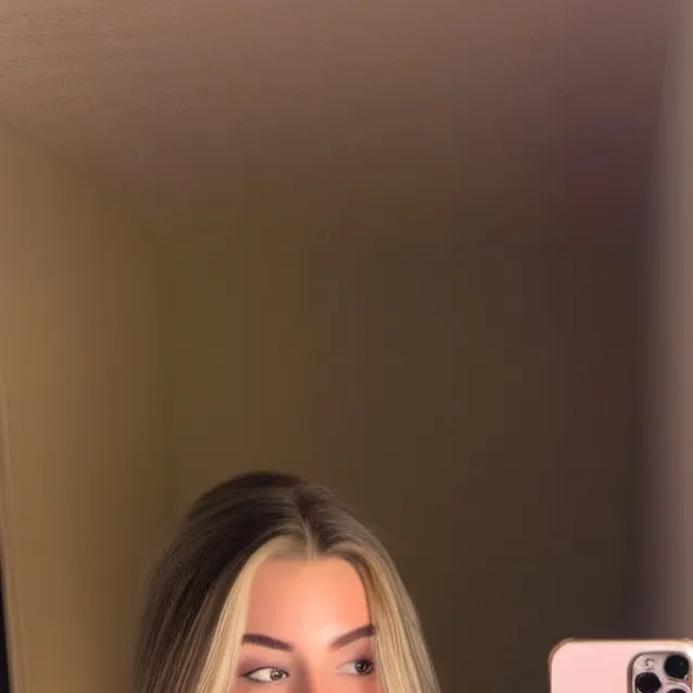 chat with ai character: Riley