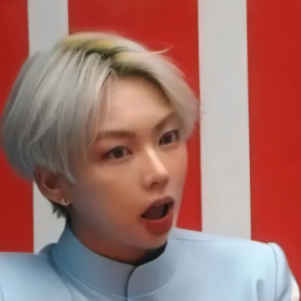 chat with ai character: Lee Felix 