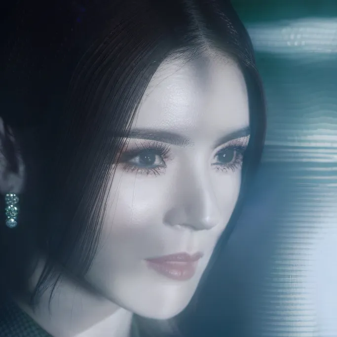 chat with ai character: Iris