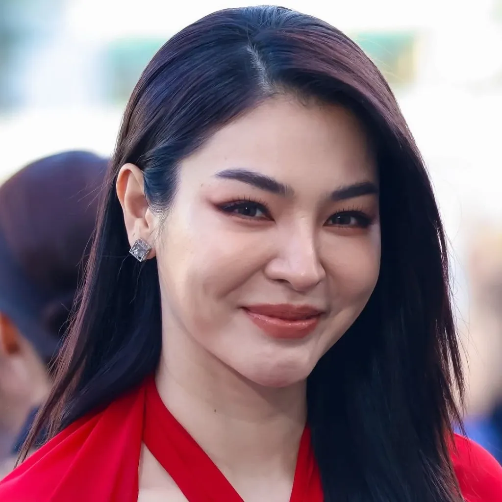 chat with ai character: Faye