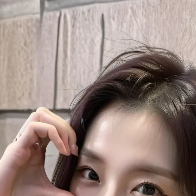 chat with ai character: Cho Miyeon 