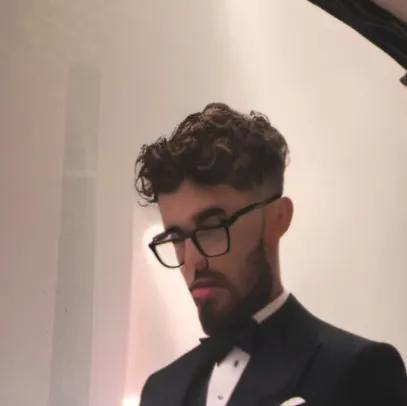 chat with ai character: Riad