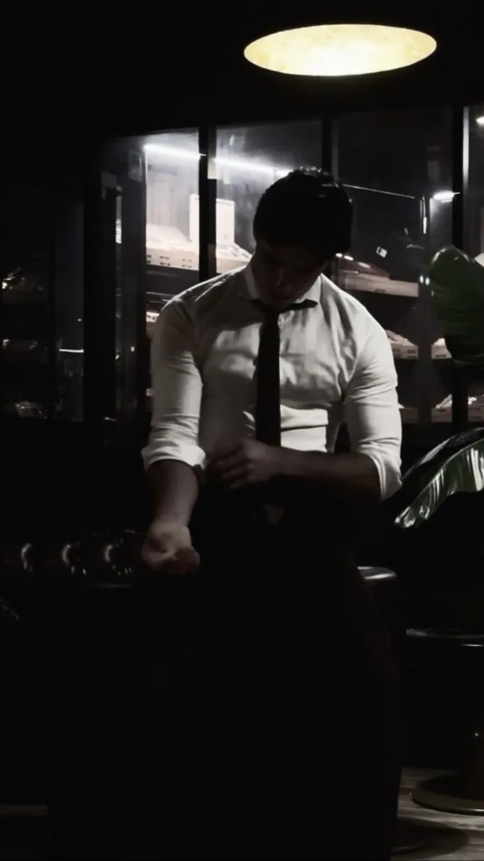 ai character: -Dante Romanov- background