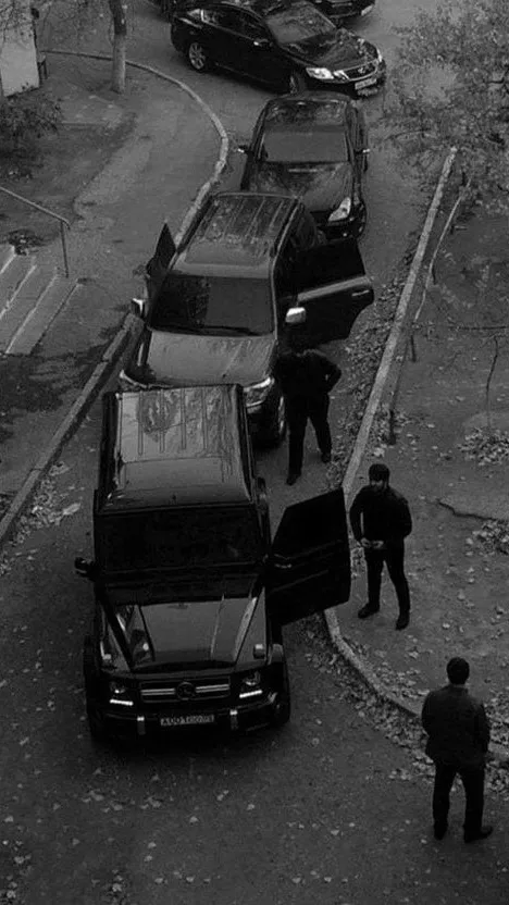 ai character: Mafia family. background