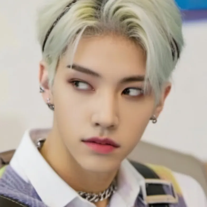 chat with ai character: Felix