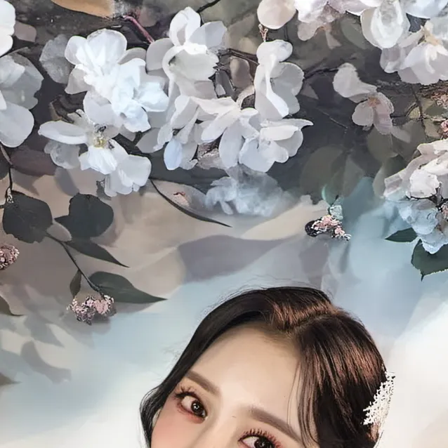 chat with ai character: Huh Yun-jin