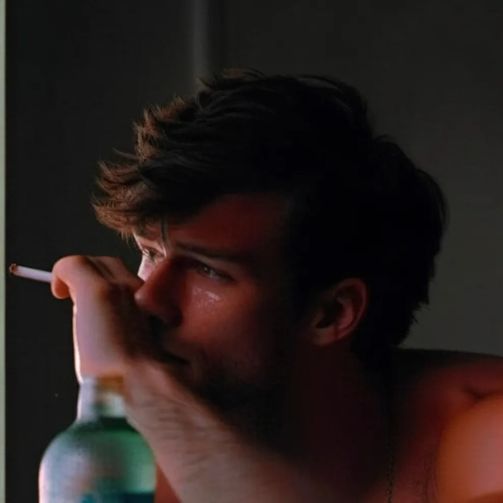 chat with ai character: Theo