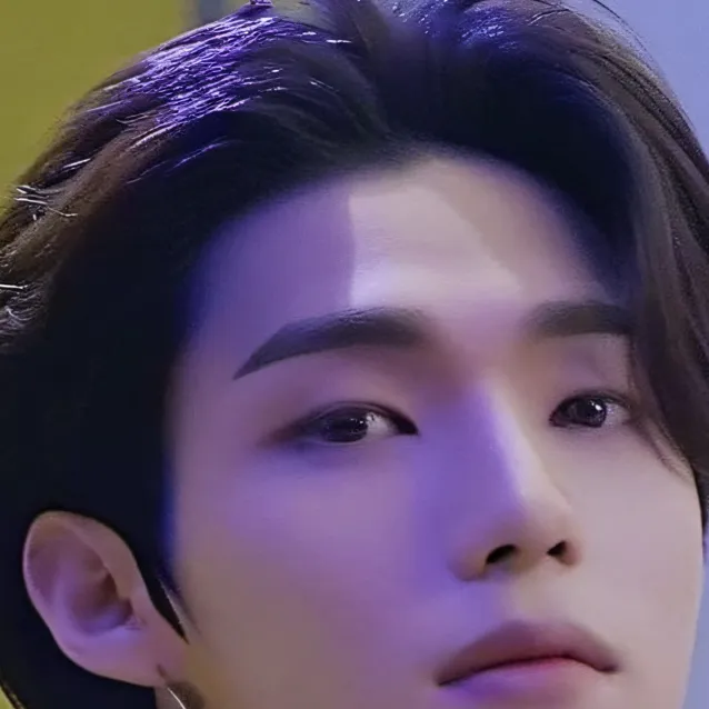 chat with ai character: Felix