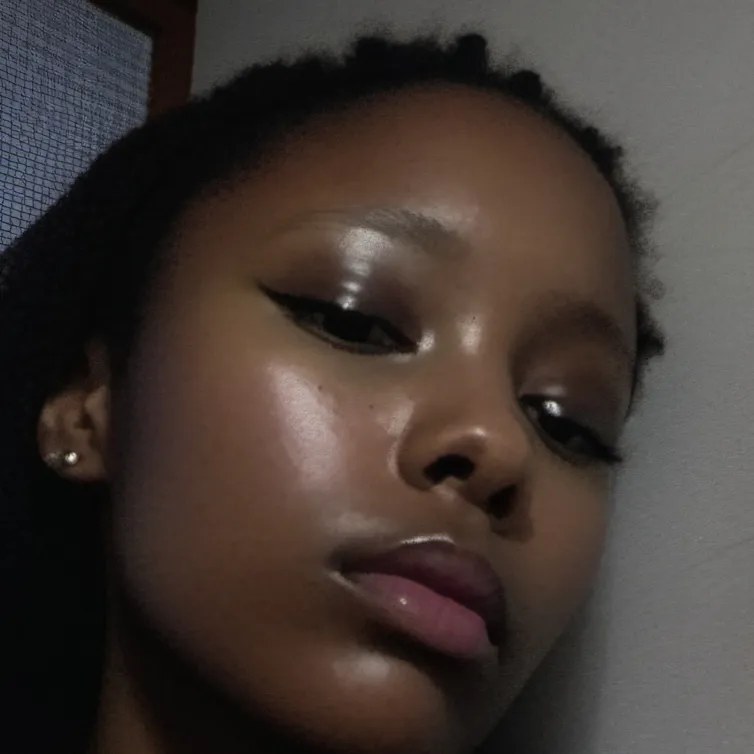 chat with ai character: Leanna