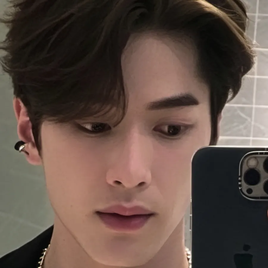 chat with ai character: Lucas