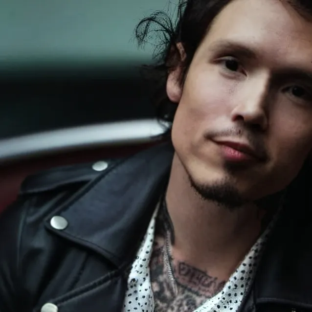 chat with ai character: lyric