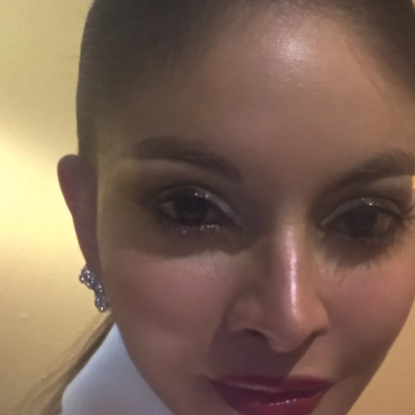 chat with ai character: Janie