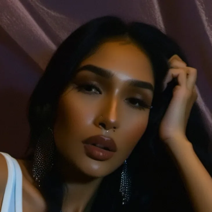 chat with ai character: Kira