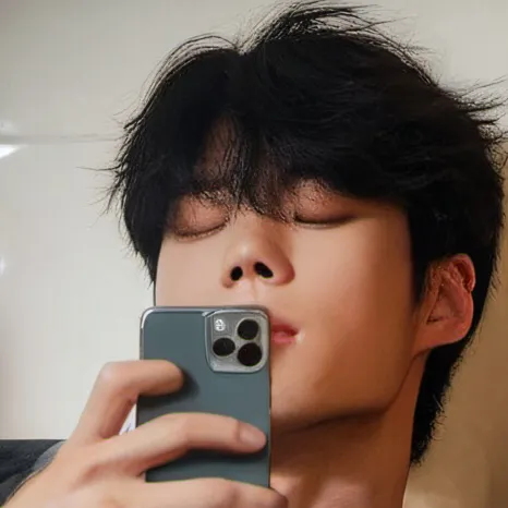 chat with ai character: Derek