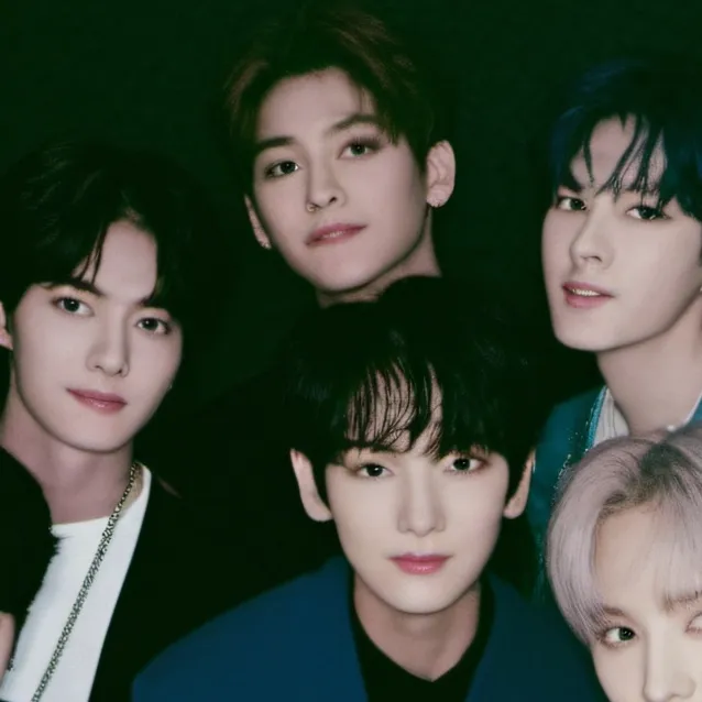 chat with ai character: Stray kids