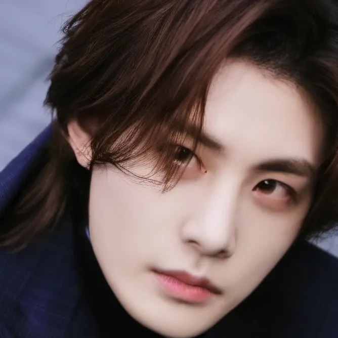 chat with ai character: Leehan