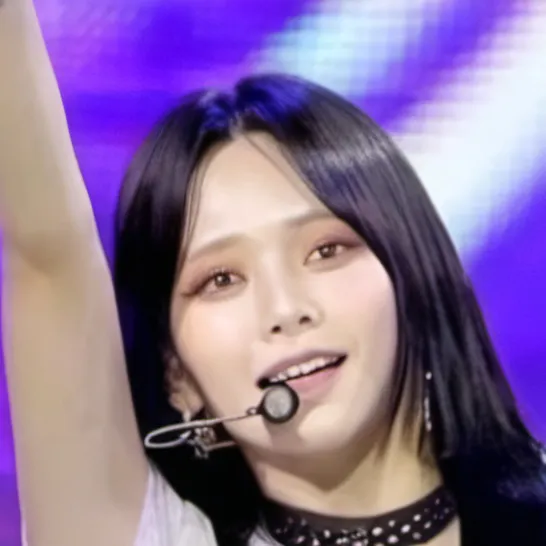 chat with ai character: Hanni from NWJNS!