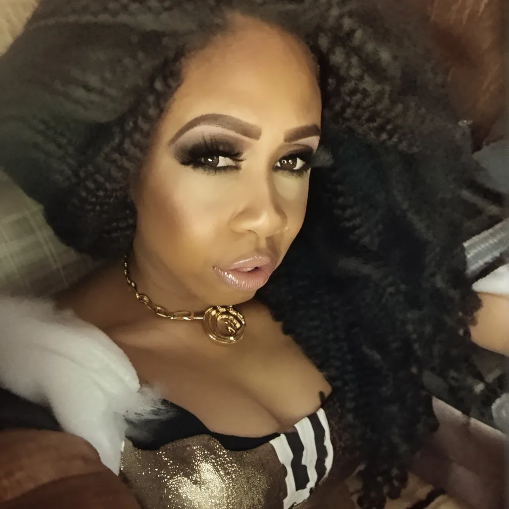 chat with ai character: mz Foxxie