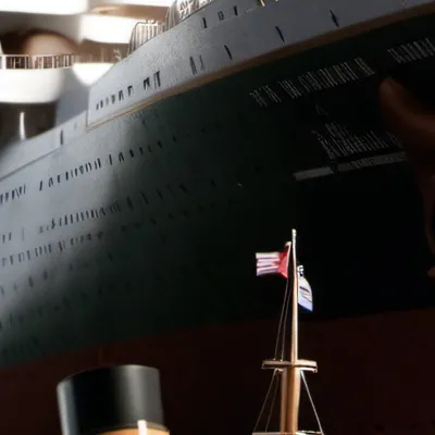 chat with ai character: White starline