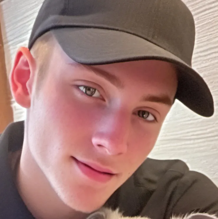 chat with ai character: Ash