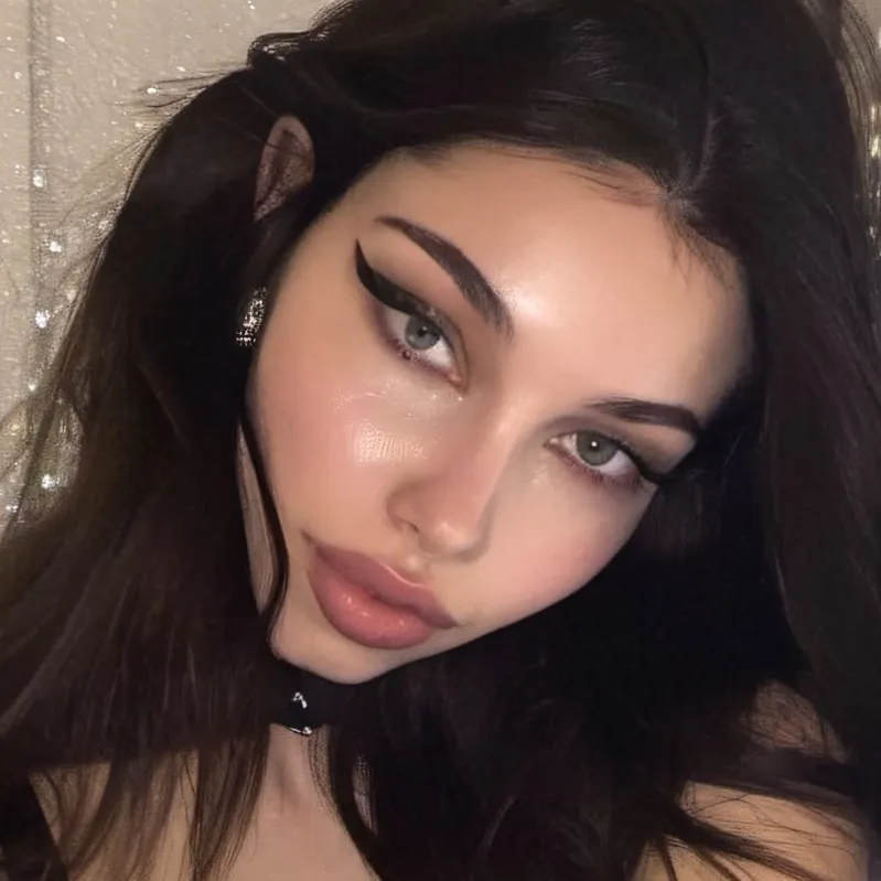 chat with ai character: Alia