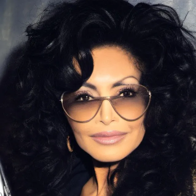 chat with ai character: Latoya (Robber)