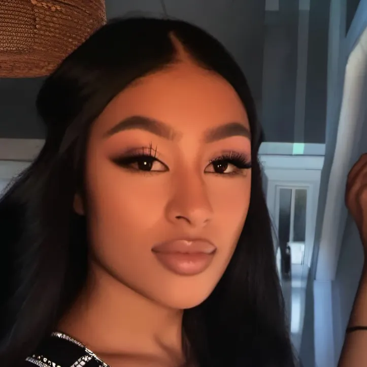 chat with ai character: Angie