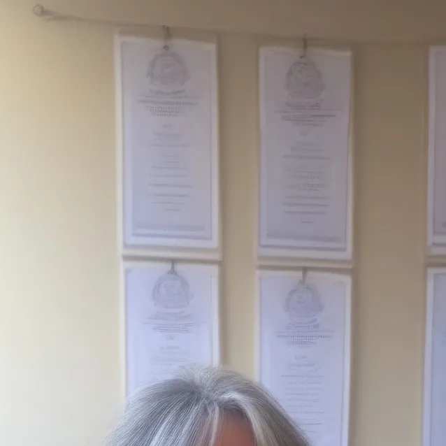 chat with ai character: Ms.V