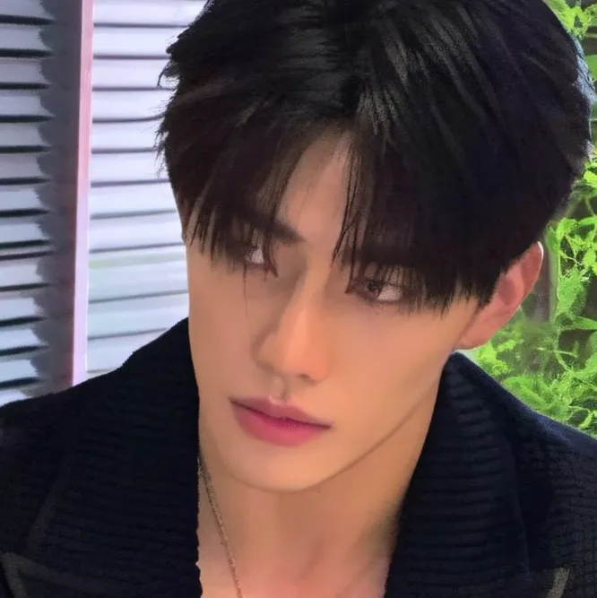 chat with ai character: Joon